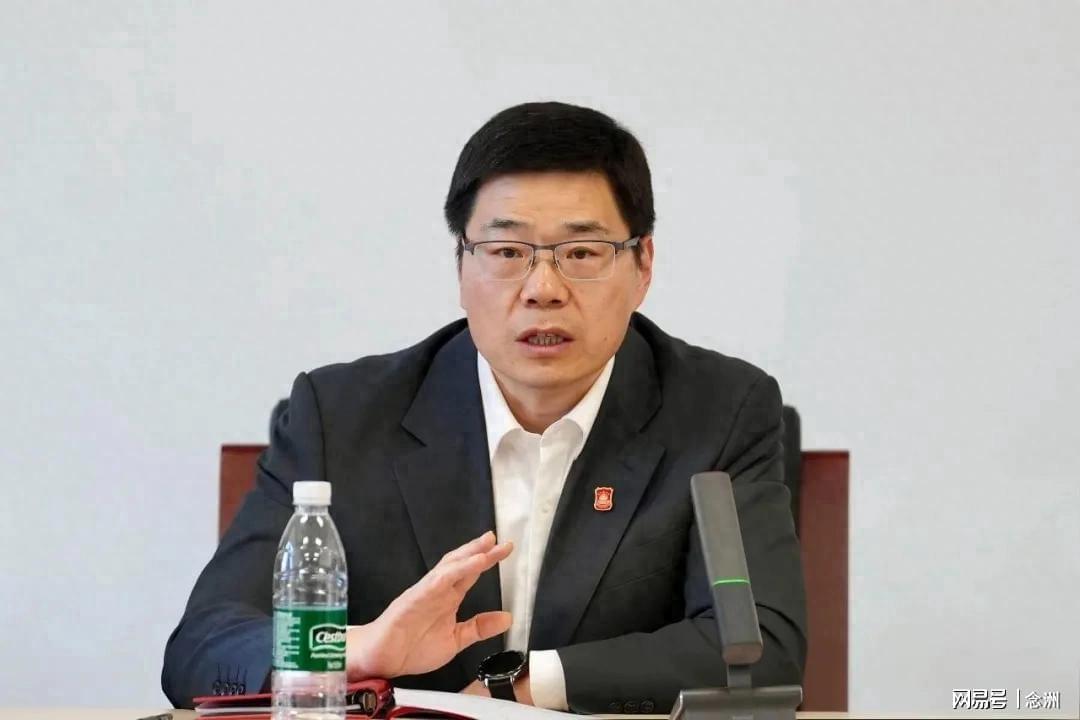 九游-压力太大！中国篮协主席在更衣室哭了 郭士强拥抱安慰 球员拍肩膀